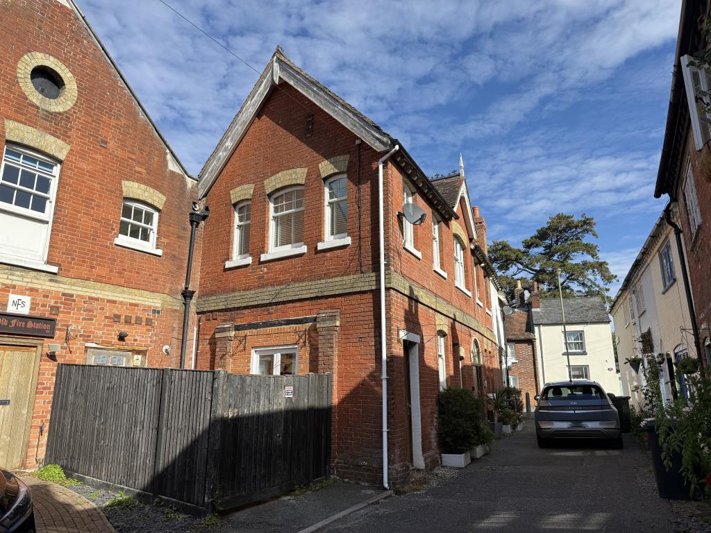 Lot: 53 - ONE-BEDROOM FLAT FOR INVESTMENT OR OCCUPATION - View of Swan Apartments